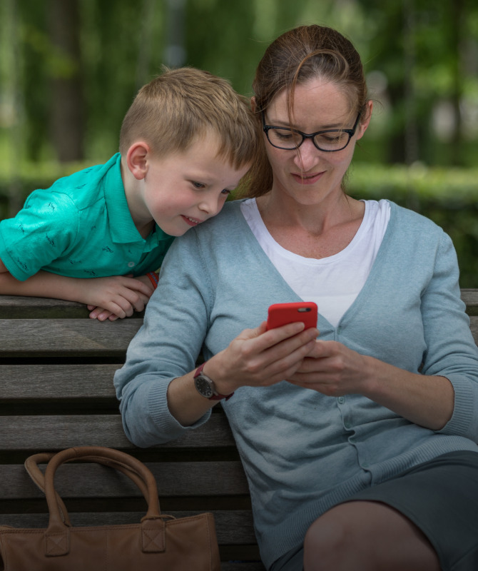 Moeder in kind, maken buiten gebruik van de BeterDichtbij app.
